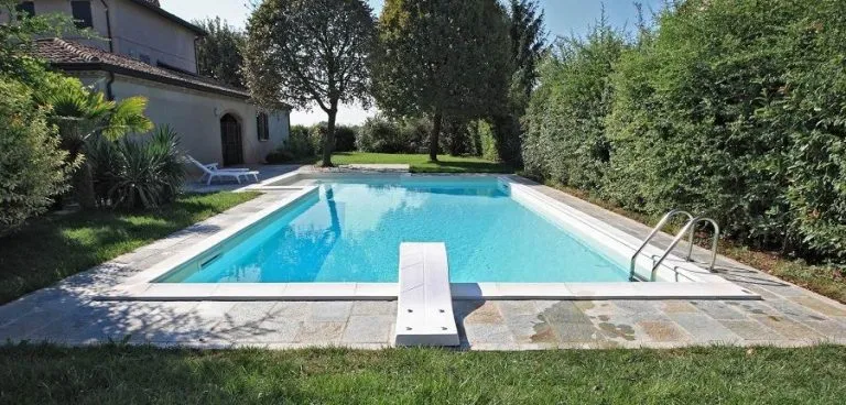 Cumiana, muore nella piscina di casa