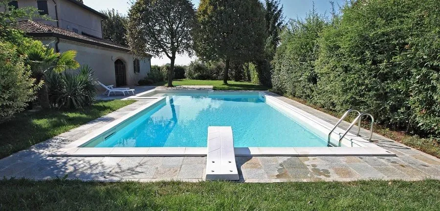 Cumiana, muore nella piscina di casa