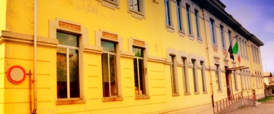 Paura al liceo di Gozzano, la frase di una docente su Facebook fa scattare l’allarme bomba