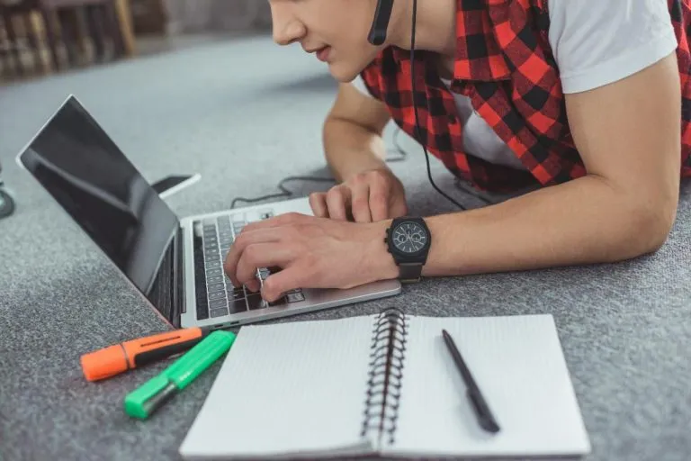 Studenti e dispositivi digitali: quando si rendono necessarie le lenti a supporto accomodativo