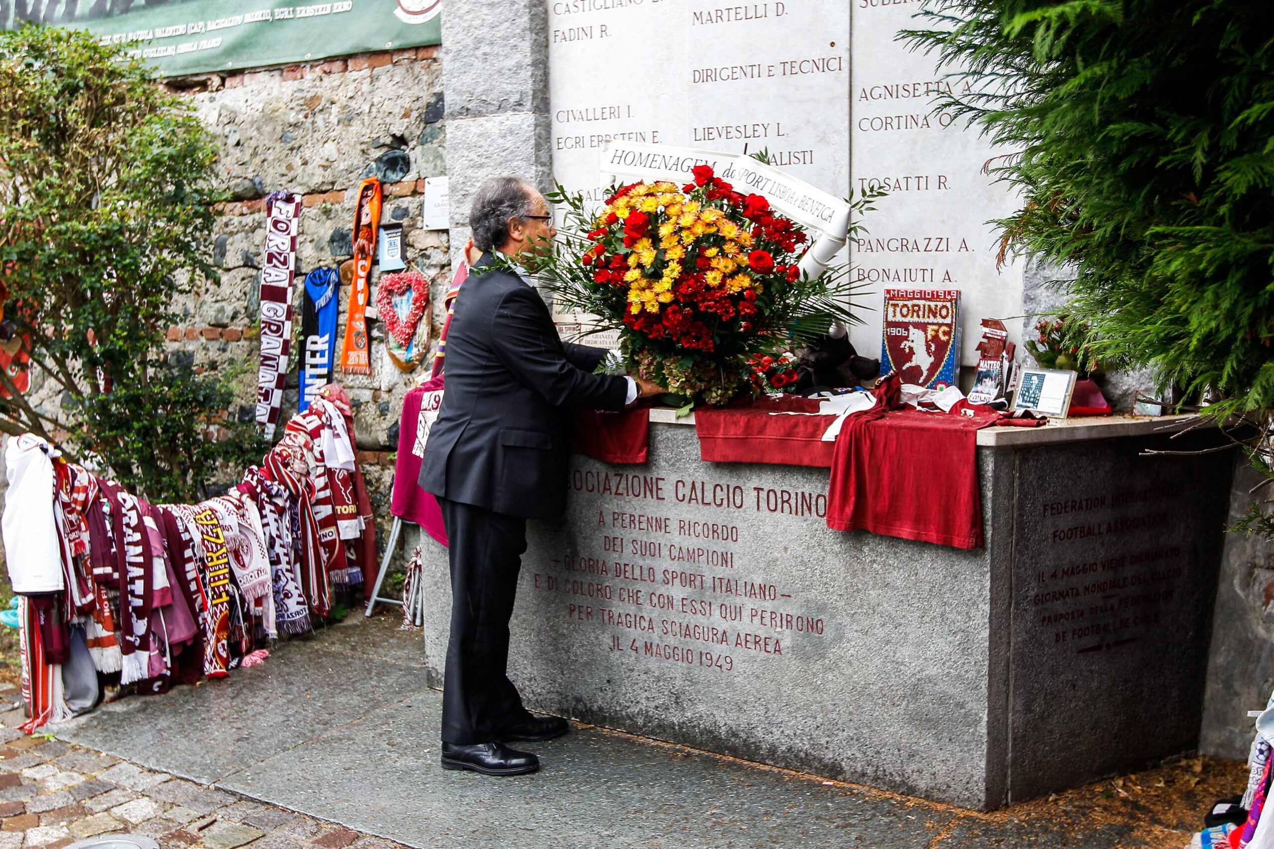 Touro: Benfica homenageia o “grande Torino” na Superga.