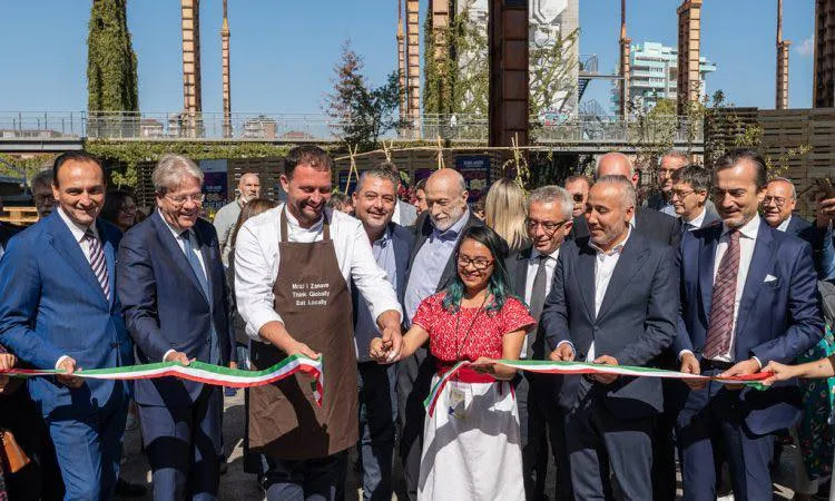 Salone del gusto: il taglio del nastro d’inizio effettuato dal brillante chef rappresentante dell’Albania