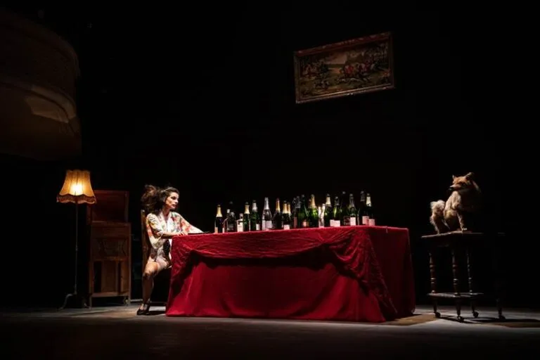 La Table – Composition pour femme et renard, sarà in scena al Teatro Perempruner di Grugliasco sabato 5 novembre