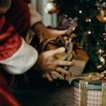 Babbo Natale consegna regali ai bambini e alle famiglie in difficoltà a Torino