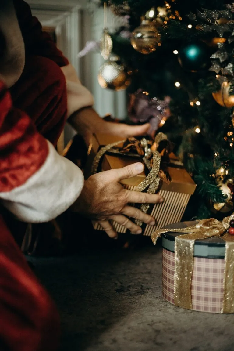 Babbo Natale consegna regali ai bambini e alle famiglie in difficoltà a Torino