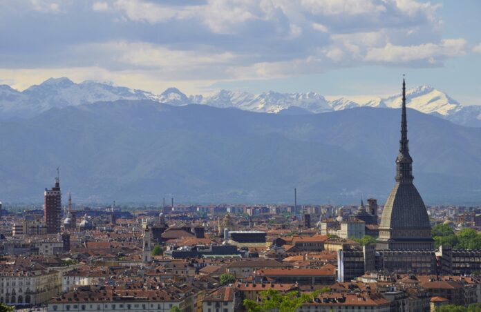 Torino raggiunge il livello arancio di allerta per la qualità dell'aria. Introdotte misure antismog, stop diesel Euro 5 e divieti per le abitazioni.