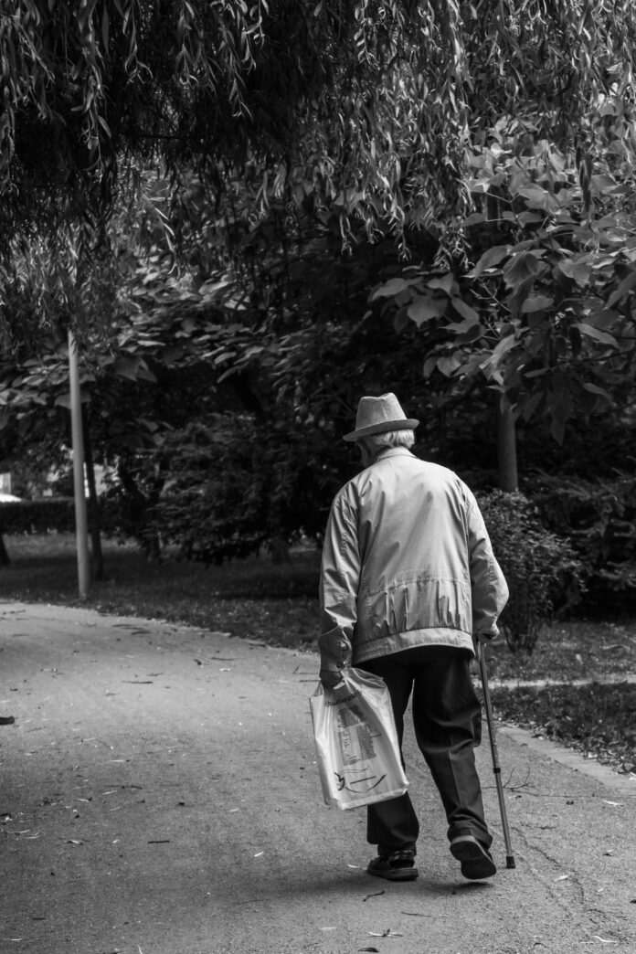 Lutto nel comune di Nichelino: un anziano signore resta vittima di un malore improvviso mentre passeggia in strada.