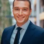 Jordan Bardella, che ha battuto Macron, ha origini torinesi: è di Nichelino