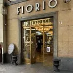 Ritratto collettivo al Caffè Fiorio di Torino: foto ispirata a quella di Irving Penn del 1948 al Caffè Greco di Roma