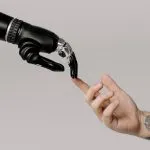 Il paradosso dell’Intelligenza Artificiale: minaccia i lavori più sofisticati, salva quelli manuali