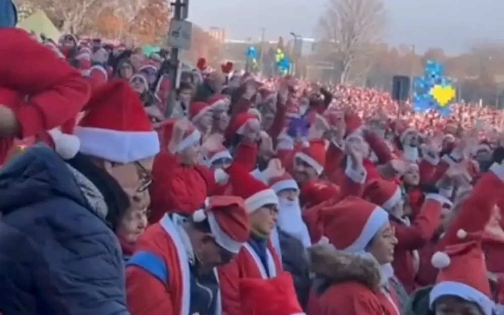 Raduno dei Babbi Natale 2024 a Torino: numeri da record per la solidarietà