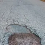 Buche in strada a Torino, ogni anno centinaia di incidenti: il piano di manutenzione