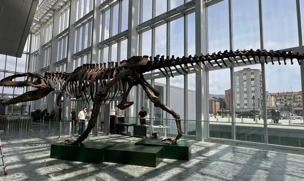 Un grande dinosauro esposto nell’atrio del grattacielo della Regione Piemonte
