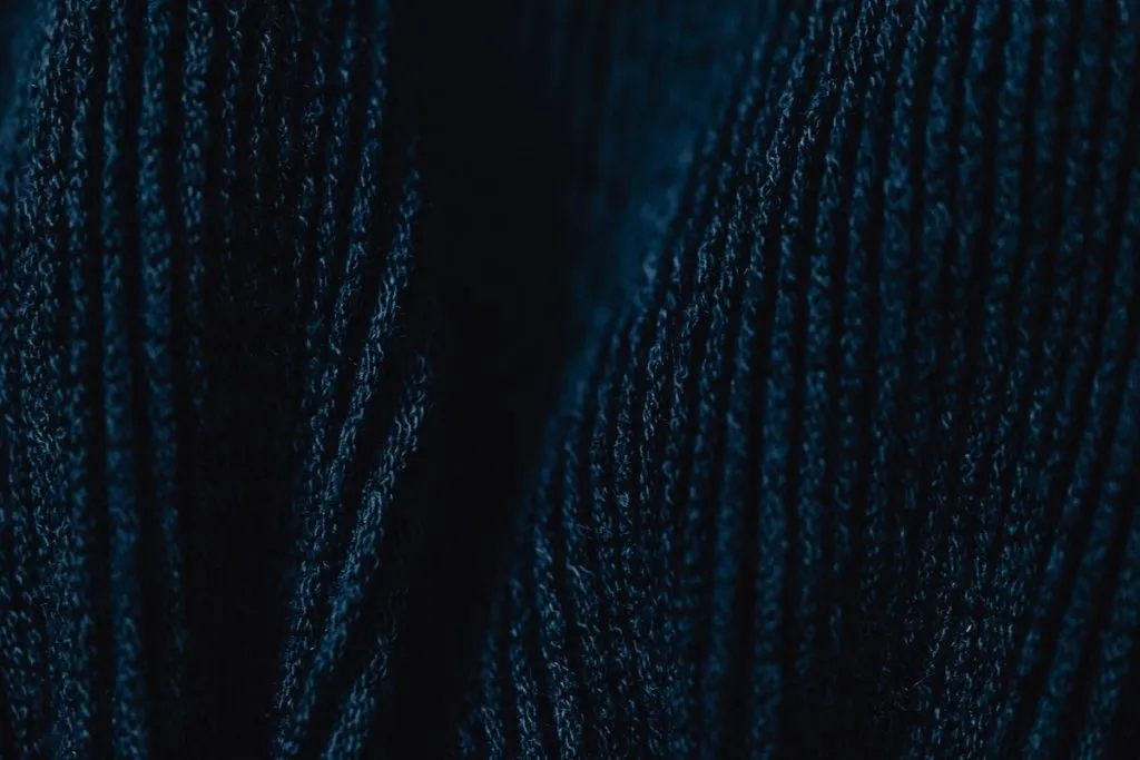 Moda autunno 2026, il blu navy conquista il guardaroba: ecco come indossarlo