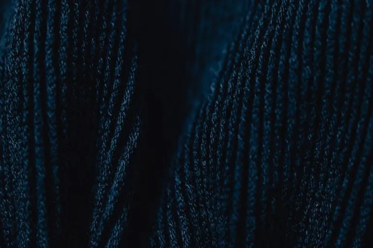 Moda autunno 2026, il blu navy conquista il guardaroba: ecco come indossarlo
